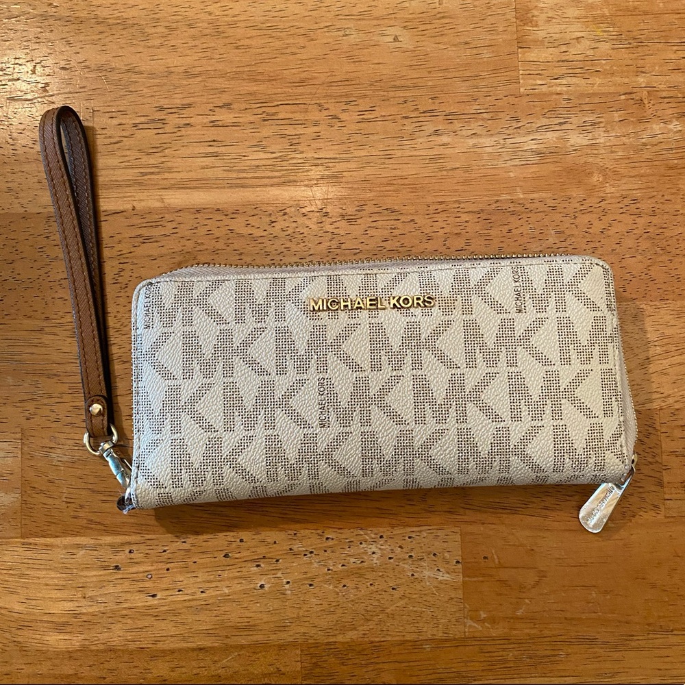 White Michael Kors wallet